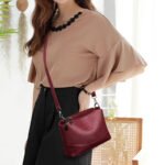 Fashionable shoulder bag with a crocodile print - Image 5