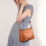 Fashionable shoulder bag with a crocodile print - Image 4
