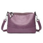 Fashionable shoulder bag with a crocodile print - Image 11