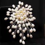 Ladies' High-end Exquisite Handmade Pearl Brooch - Image 4